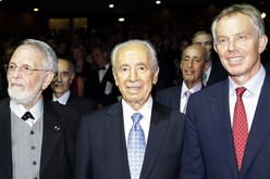 Former British Prime Minister and Mideast mediator Tony Blair, right, Israel's President Shimon Peres, center, and Dan David, attend the $1 million Dan David Prizes in Tel Aviv, Israel, Sunday, May 17, 2009. 